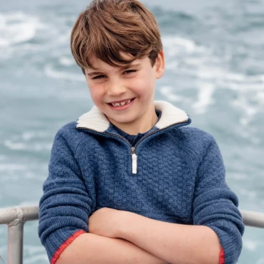 Принц Луї відсвяткував 8-й день народження: королівська родина поділилася новими фото і відео