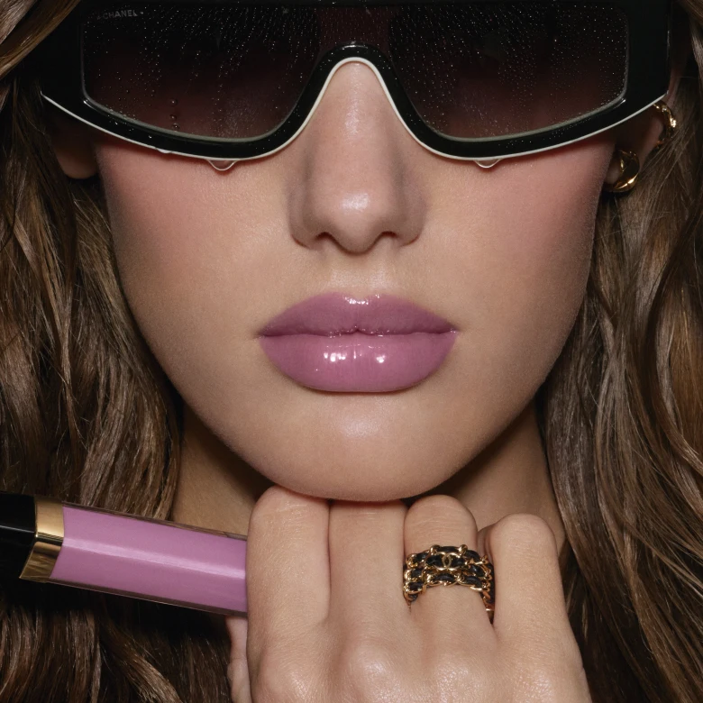 CHANEL представив Rouge Coco Hydra Gloss — новий блиск для губ із дзеркальним сяйвом і доглядовою формулою