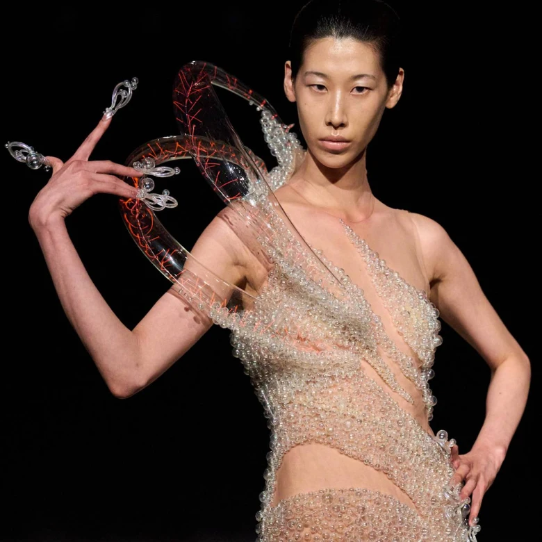 Iris van Herpen створила колекцію Haute Couture осінь-зима — 2026/27, яку неможливо повністю контролювати