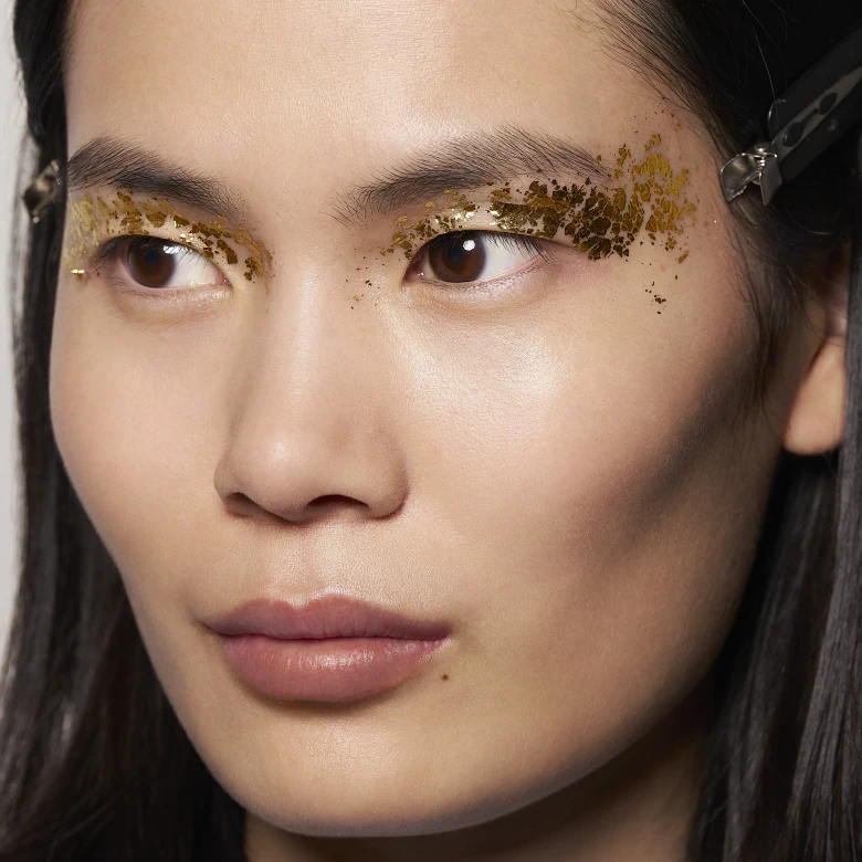 CHANEL розкрив секрет золотого макіяжу з кутюрного показу в Парижі