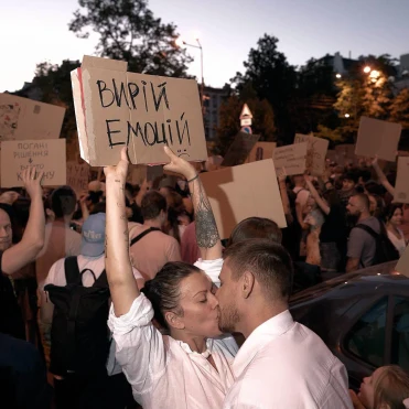 «Ми не “маленькі люди”. Ми можемо впливати на речі», — Костянтин і Влада Ліберови про фотографію, війну та відповідальність бачити