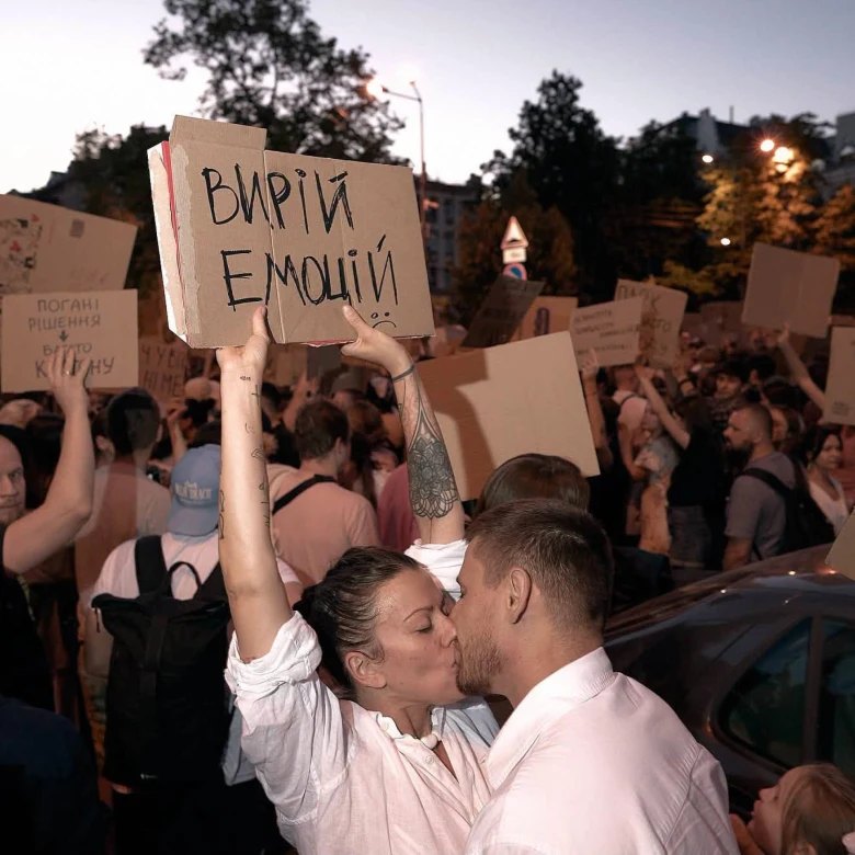 «Ми не “маленькі люди”. Ми можемо впливати на речі», — Костянтин і Влада Ліберови про фотографію, війну та відповідальність бачити
