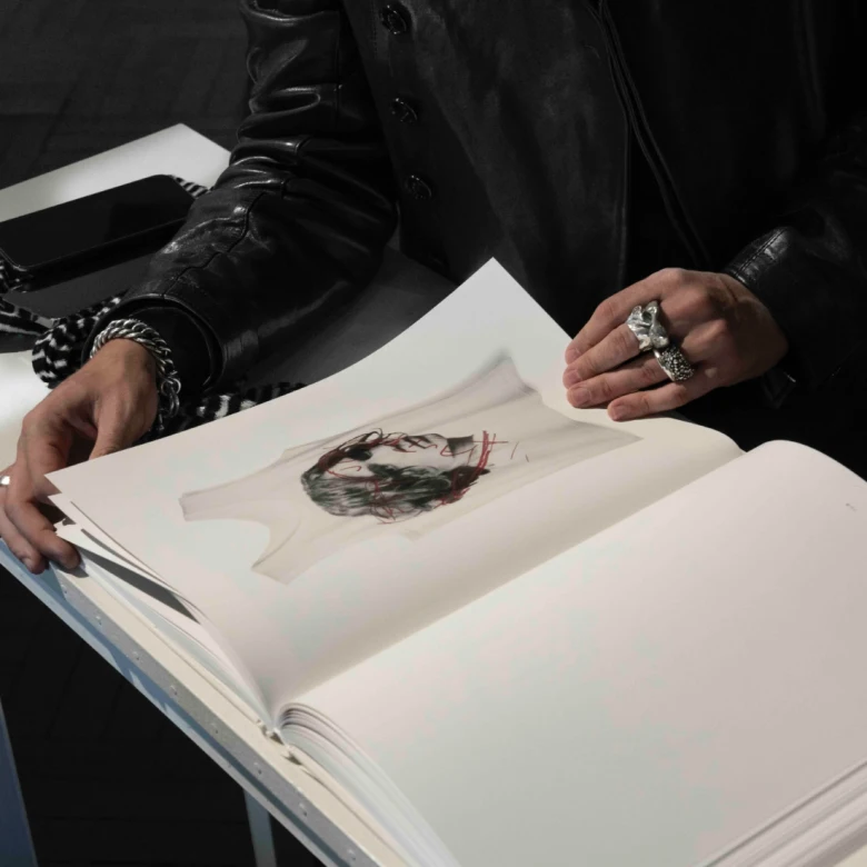 Історія моди у запрошеннях: Анн Демельмейстер випустила книгу «Print»