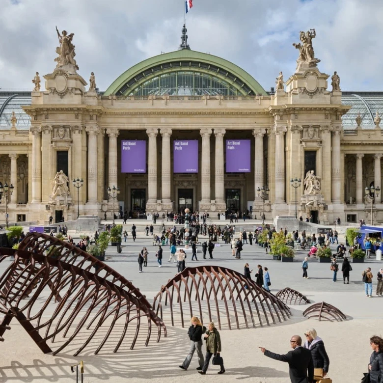 Через вуличні протести Art Basel Paris закриють, щойно розпочавши