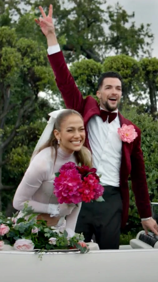 Дженніфер Лопес виходить заміж у сукні FROLOV в новому кліпі