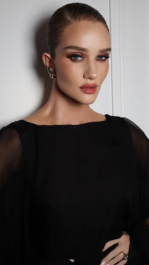 Роузі Гантінгтон-Вайтлі відвідала шоу Jacquemus у спідниці з актуальним принтом 