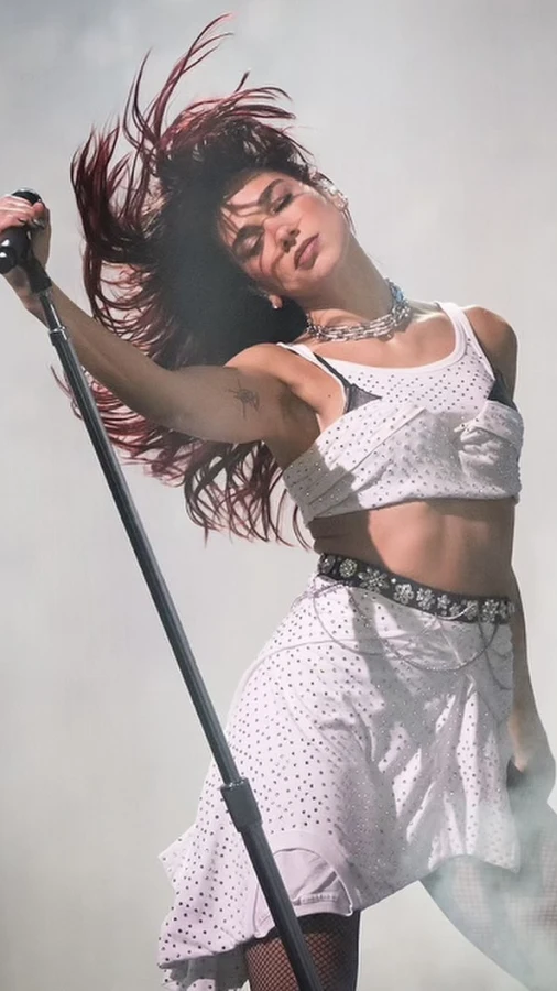 Дуа Ліпа стала хедлайнеркою фестивалю Glastonbury й продемонструвала сміливий образ на сцені 