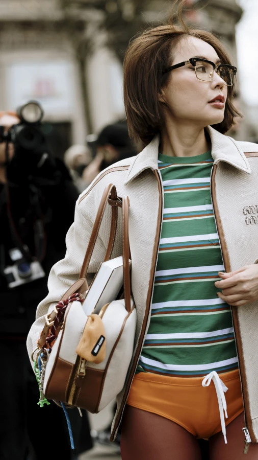 Цей стилістичний прийом із сумкою зробить ваш образ актуальним у 2024 році 