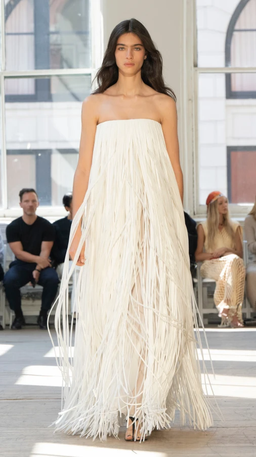 Proenza Schouler весна-літо — 2025: відхід від мінімалізму, смугастий принт і бахрома 