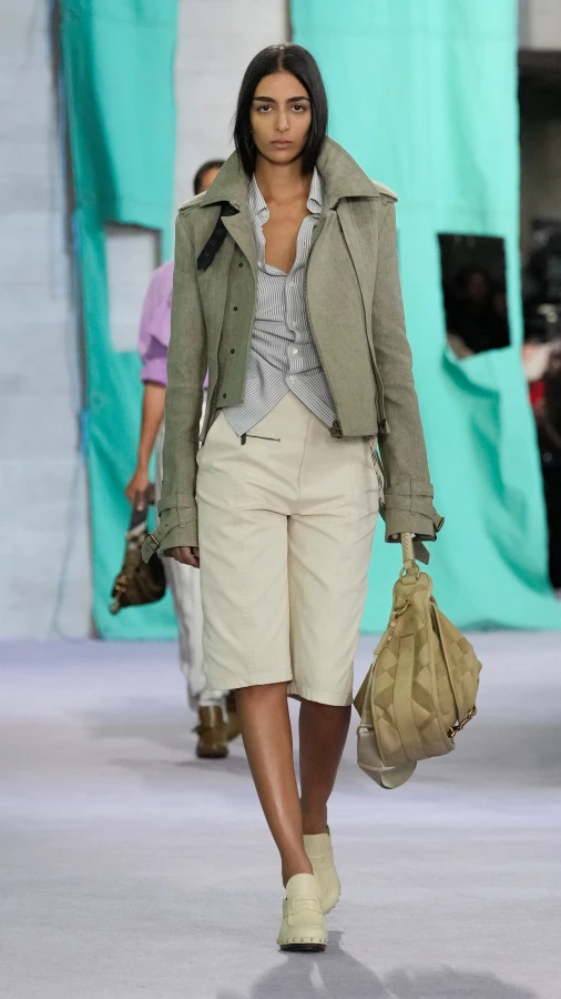 Burberry весна-літо — 2025: Деніел Лі розкриває свою природну сутність у новій колекції