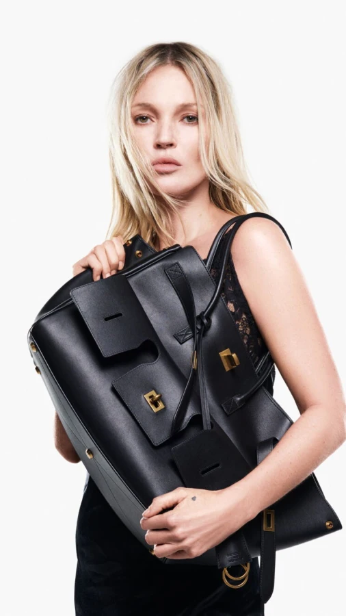 Кейт Мосс повертає моду на великі сумки у новій кампанії Balenciaga
