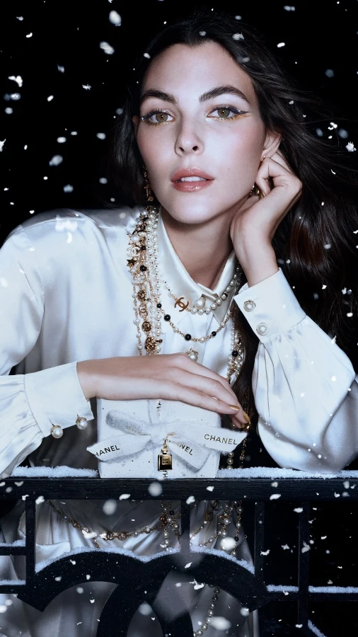 Chanel поділився різдвяною казкою з Вітторією Черетті у головній ролі 
