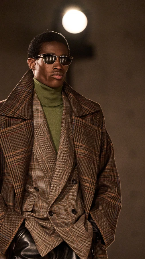 Saint Laurent чоловіча колекція сезону осінь-зима — 2025/26: ода брючним костюмам і шкіряній фактурі 