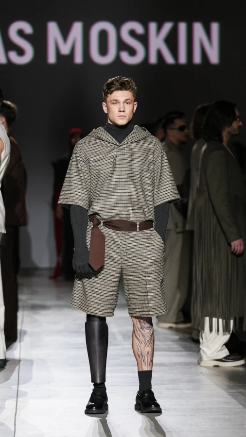 Andreas Moskin осінь-зима — 2025/26: класичні костюми з функцією, наповнені авангардним духом творів Майка Йогансена 