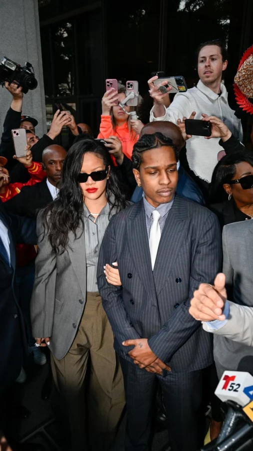 Ріанна та A$AP Rocky показали парні образи у діловому стилі 