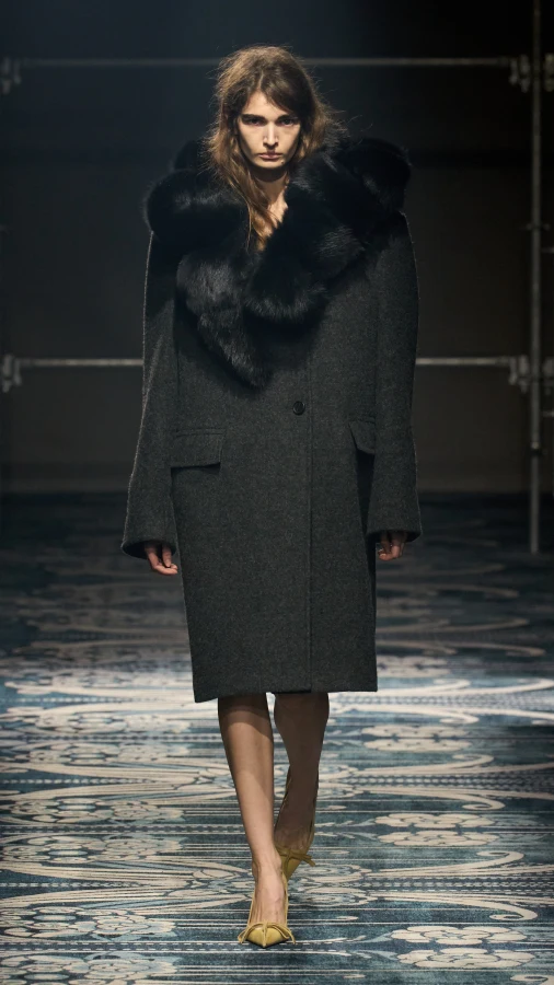 Prada осінь-зима — 2025/26: чорна елегантність у складні часи