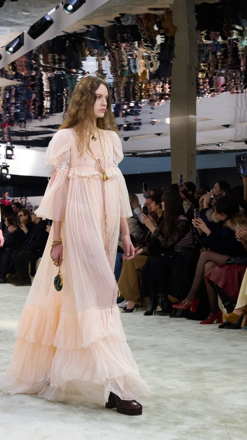 Chloé осінь-зима — 2025/26: богемний шик, романтизм і об’ємні плечі