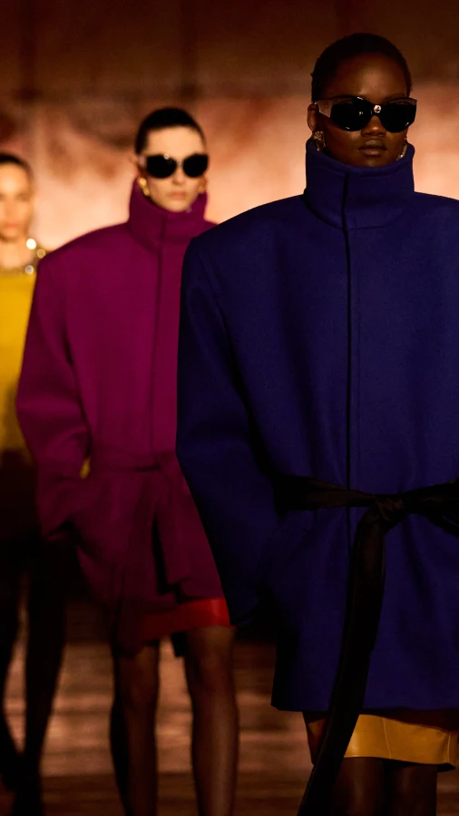 Saint Laurent осінь-зима — 2025/26: архітектурна точність форм і стримана елегантність 