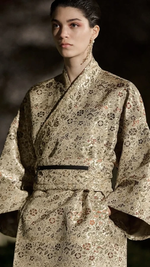 Dior Pre-Fall 2025: французька витонченість зустрічається з японською традицією у квітучому саду То-дзі 