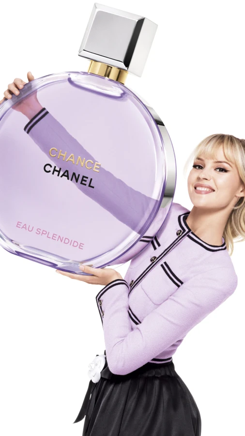 Бельгійська співачка Angèle стала обличчям аромату Chance Eau Splendide від Chanel 