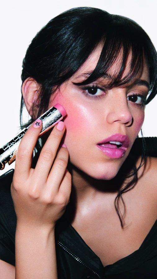 Дженна Ортега стала новим обличчям Dior Makeup