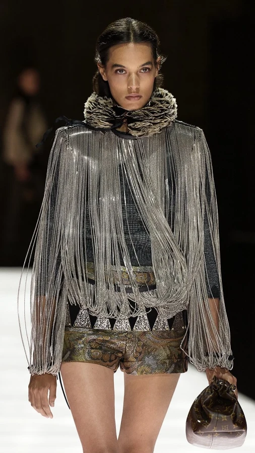 Louis Vuitton Cruise 2026: середньовічні силуети та фемінні форми