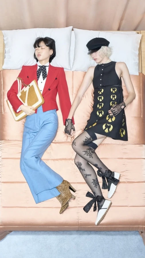 На ліжку з Valentino: роздивляємося новий лукбук Resort 2026 від Алессандро Мікеле