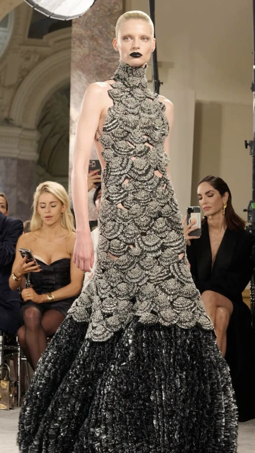 Schiaparelli haute couture осінь-зима — 2025/26: там, де бʼється серце модного дому 