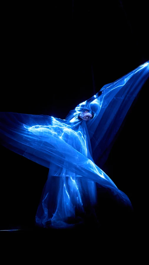 Iris Van Herpen haute couture осінь-зима — 2025/26: новітні технології та сукні з біолюмінесцентних водоростей і протеїну