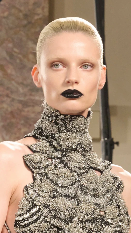 Трендовий мейкап губ, помічений на показі Schiaparelli FW 2026