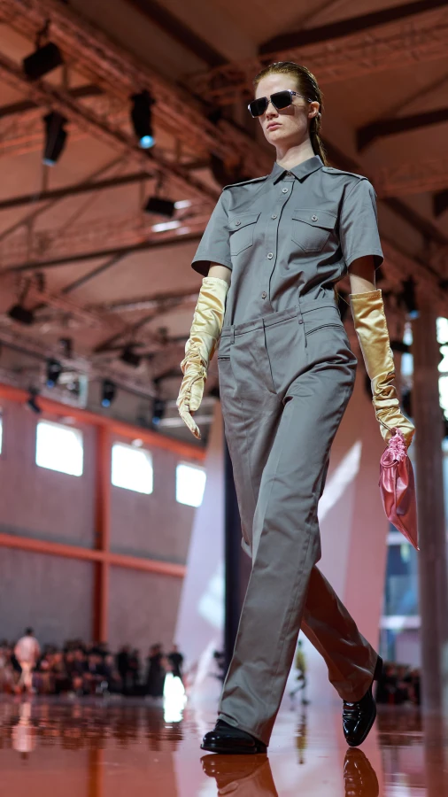 Prada весна-літо — 2026: відповідь Міуччі Прада і Рафа Сімонса на перевантаження сучасної культури