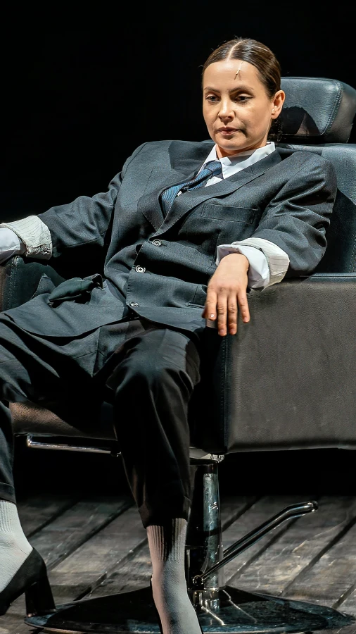 Що варто знати про нову виставу Молодого театру «Три швидкі та модні у цьому сезоні перукарки»