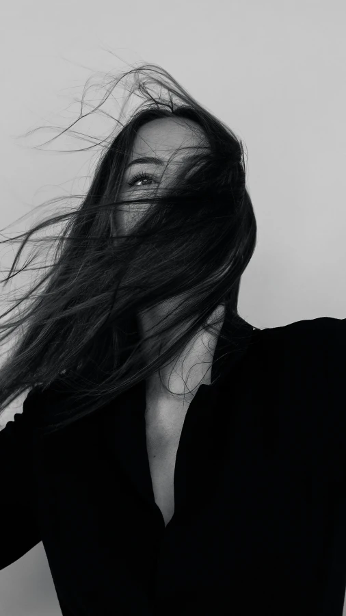 7 парфумів для волосся, які подарують відпочинок від гучних ароматів