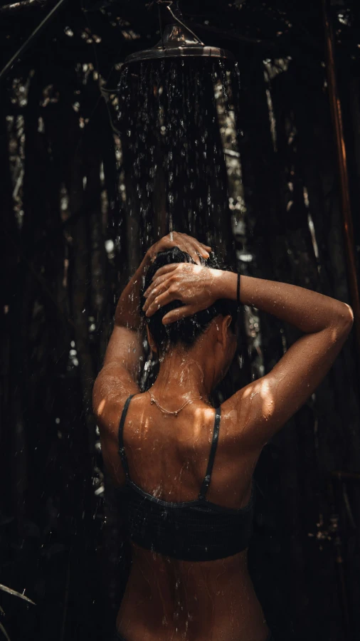 Душ у темряві: простий велнес-ритуал для відпочинку нервової системи