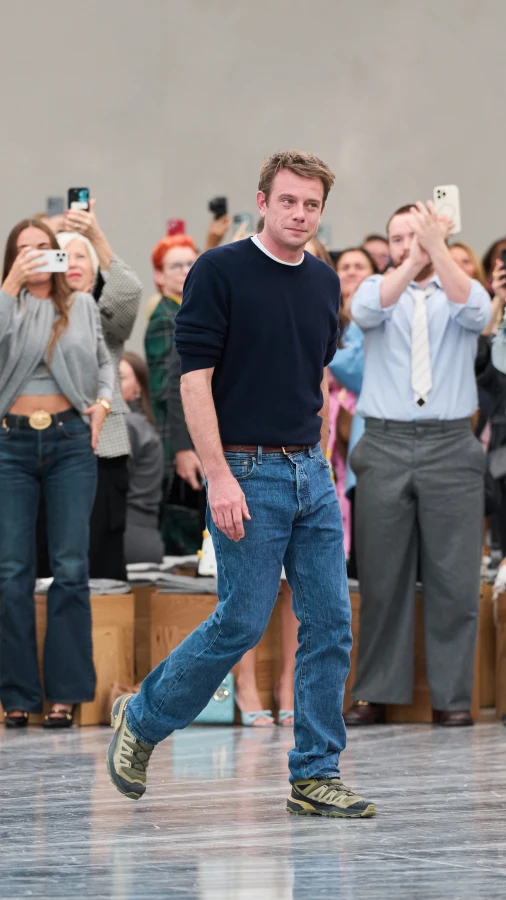 Чому всі говорять про фото креативного директора Dior Джонатана Андерсона з картами таро