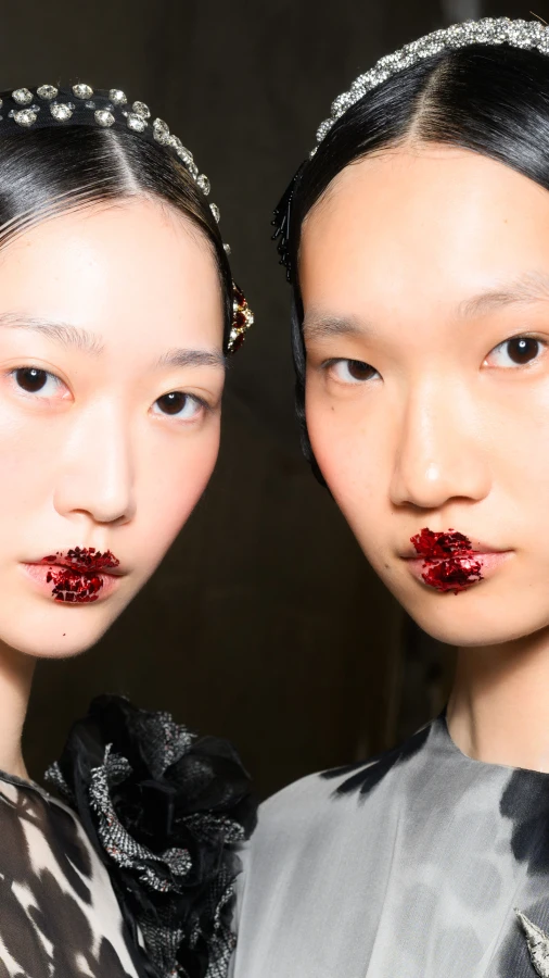 9 трендів макіяжу з подіумів, що визначать зиму-2025/26