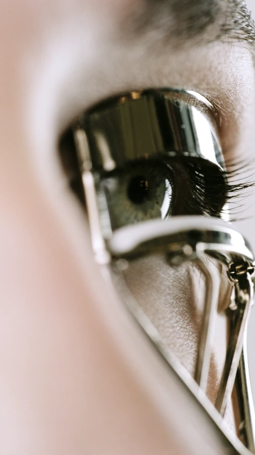  Підкручені вії без ламкості: як правильно користуватися щипцями