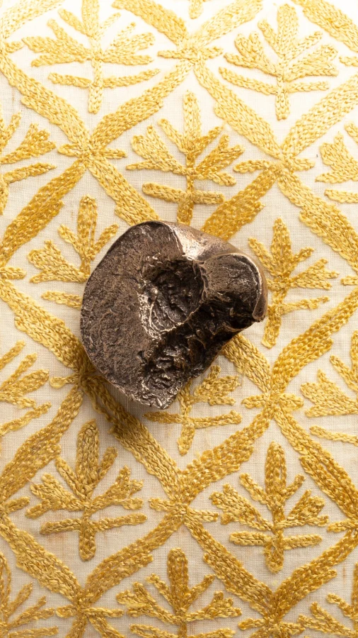 Джонатан Андерсон та Лука Гуаданьїно випустили бронзові преспап’є у вигляді персиків