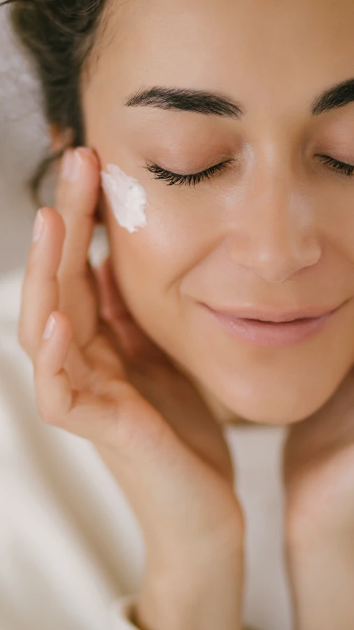 Креми з керамідами: навіщо вони потрібні шкірі взимку та після 40 років