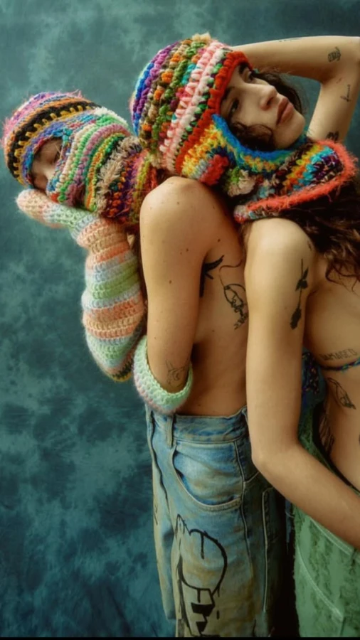 Як примирити волосся із шапкою