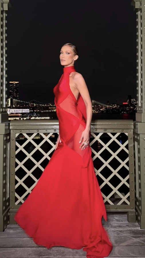 Белла Хадід зʼявилася у кутюрній сукні Schiaparelli на премʼєрі серіалу «Краса»