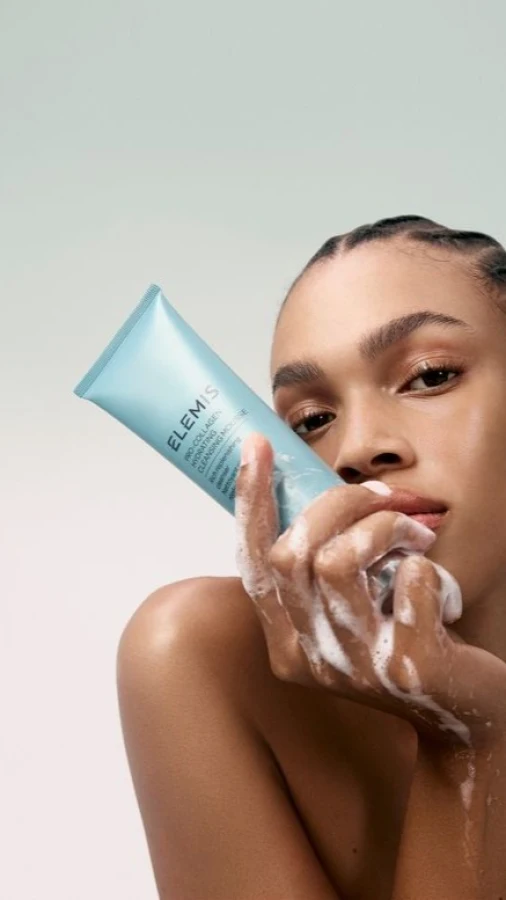 Цей новий мус для вмивання від Elemis залишає шкіру такою зволоженою, ніби ви вже нанесли крем