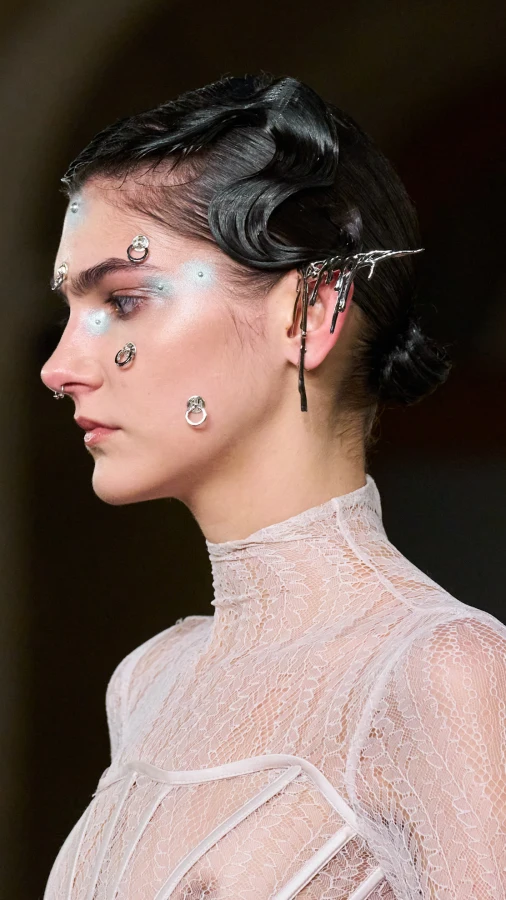 Цікавий прийом з хайлайтером, помічений на кутюрному показі Gaurav Gupta в Парижі