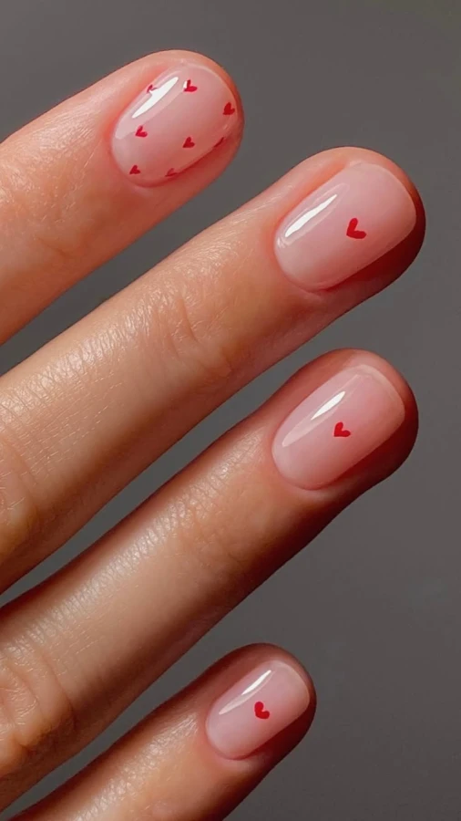 10 ідей мінімалістичного манікюра до Дня закоханих: з нюдом і мікросерцями