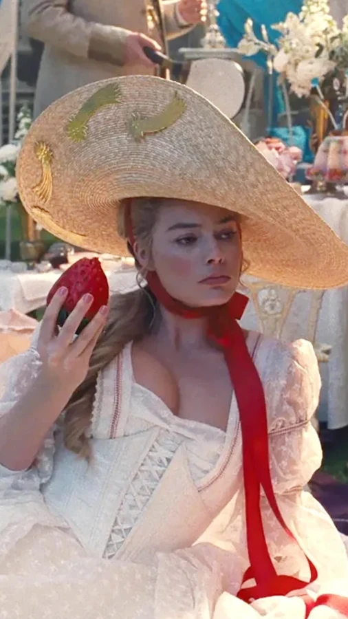 Десятки кастомних суконь і вінтажні прикраси Chanel: як створювалися образи для фільму «Буремний перевал»