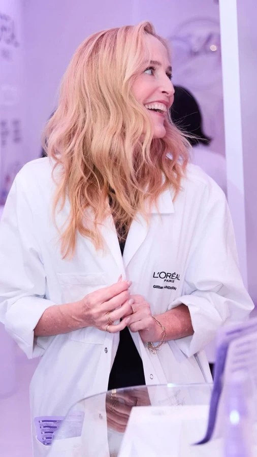 Джилліан Андерсон відвідала лабораторії L’Oréal Paris і пожартувала про своє «наукове минуле»