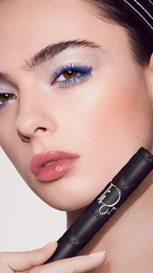 Синя, зелена чи рожева: як носити кольорову туш навесні 2026