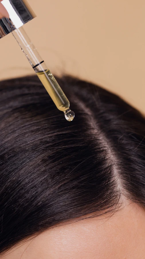 Пілінг шкіри голови: чому він потрібен після зими, пояснює трихолог Денис Прокопович