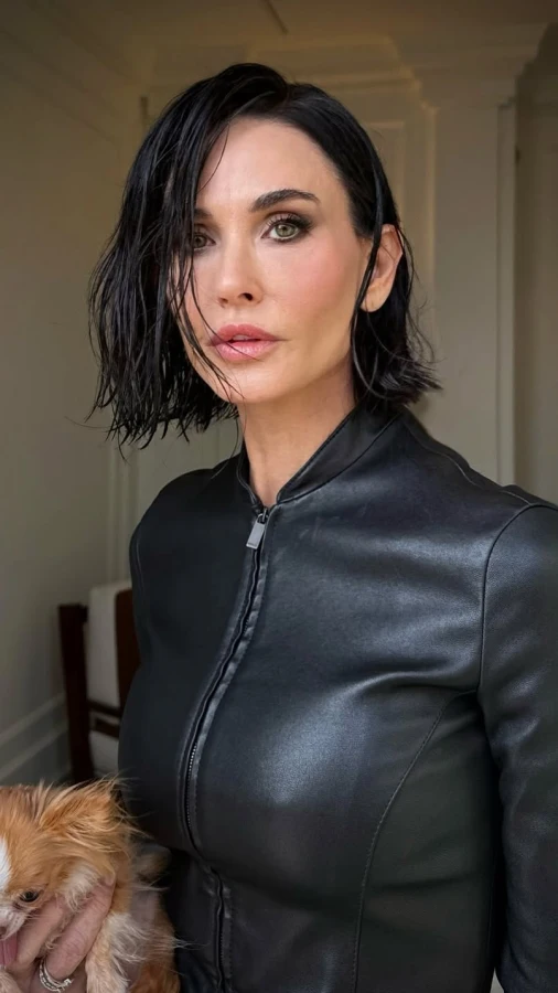 Демі Мур уперше за 28 років кардинально змінила зачіску на вологий боб для показу Gucci AW2026