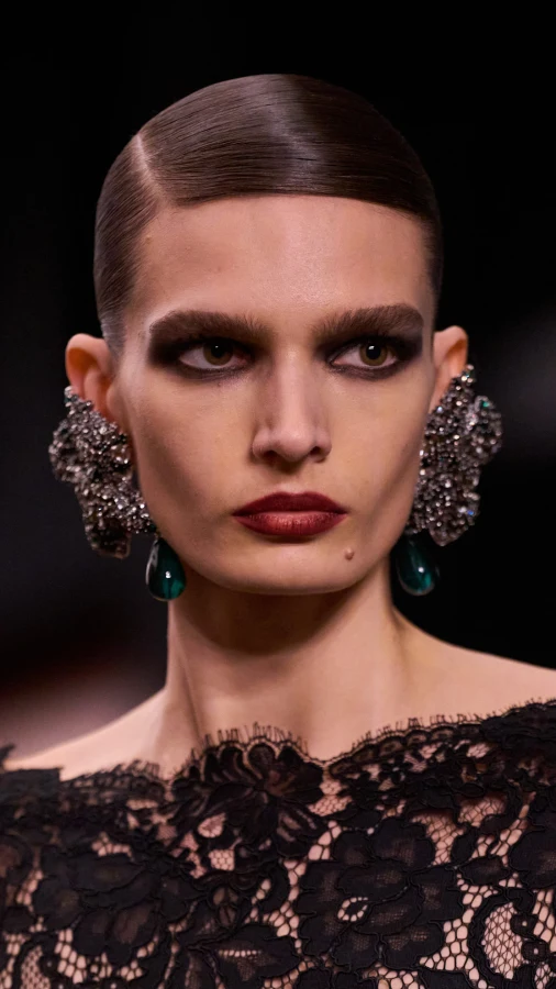 Боковий проділ з 90-х повернувся: головна зачіска показу Saint Laurent FW26